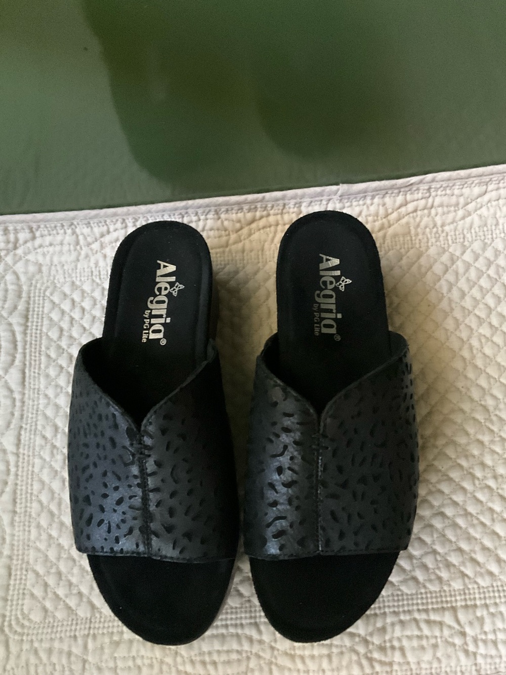 NWT - Algeria Black 2” Slides
